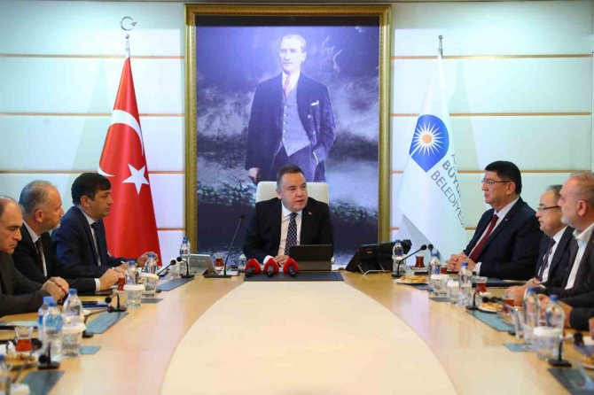 Başkan Böcek: “Antalya’ya Gelen Depremzede Sayısı 101 Bini Geçti”