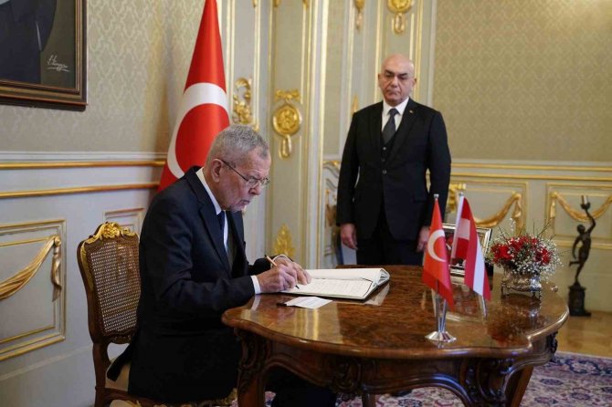 Avusturya Cumhurbaşkanı Bellen, Türkiye’nin Viyana Büyükelçiliğinde Taziye Defterini İmzaladı