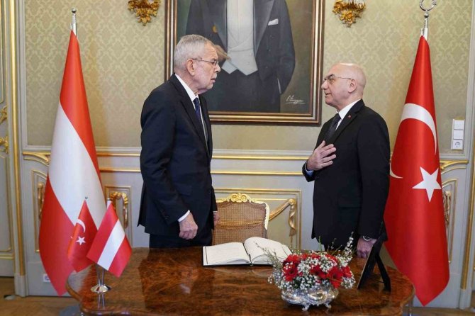 Avusturya Cumhurbaşkanı Bellen, Türkiye’nin Viyana Büyükelçiliğinde Taziye Defterini İmzaladı