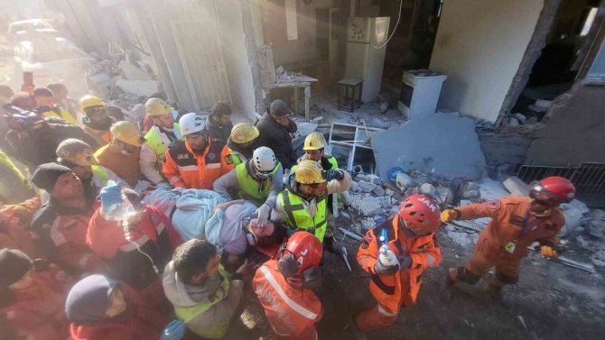 Hatay’da Bir Kadın Ve İki Çocuk 228. Saatte Sağ Olarak Kurtarıldı