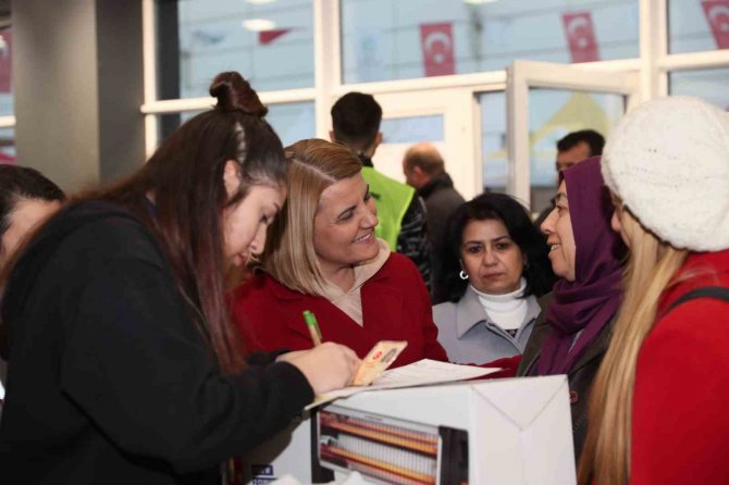 Başkan Hürriyet, İ̇zmit’e Gelen Depremzedeleri Ziyaret Etti