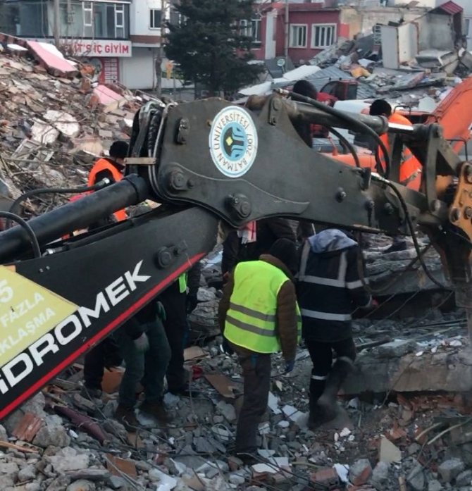 Batman Üniversitesi Deprem Bölgesindeki Arama Kurtarma Çalışmalarına Destek Veriyor