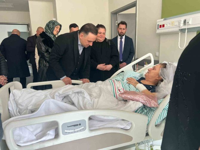 Ak Parti’li Baybatur’dan Yaralı Depremzedelere Hastanede Ziyaret