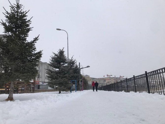 Bayburt’ta Kar Yağışı Ve Dondurucu Soğuklar Etkili Oluyor