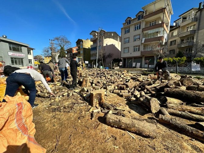 Perşembe’de Depremzedeler İçin Başlatılan Yakacak Yardımı Büyüyor