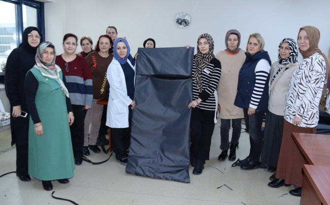 Kadınlar Deprem Bölgesi İçin Uyku Tulumu Üretiyor