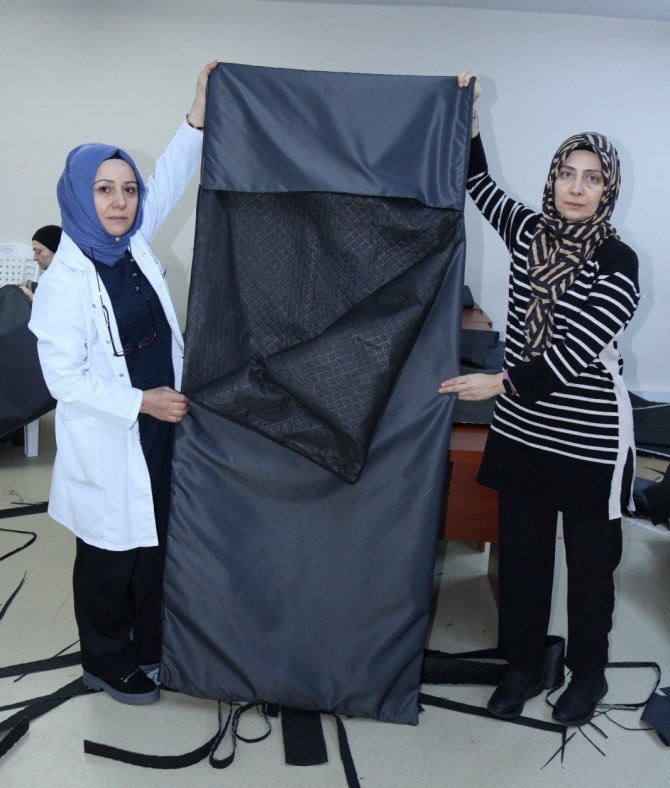 Kadınlar Deprem Bölgesi İçin Uyku Tulumu Üretiyor