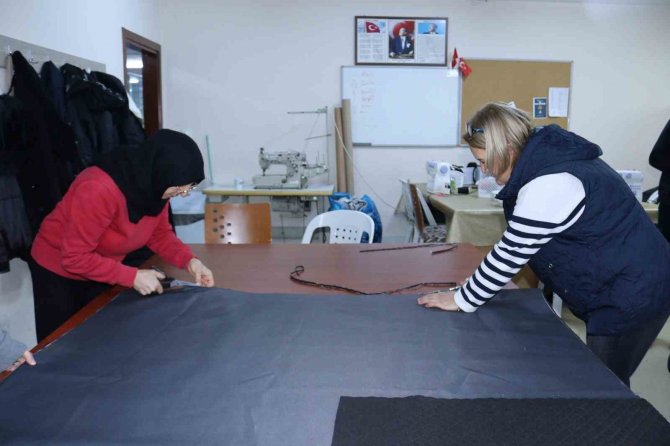 Kadınlar Deprem Bölgesi İçin Uyku Tulumu Üretiyor