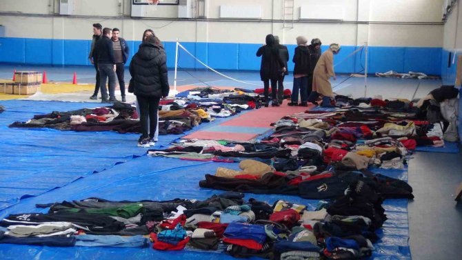 Kapalı Spor Salonu Depremzedeler İçin ‘Sosyal Markete’ Dönüştürüldü