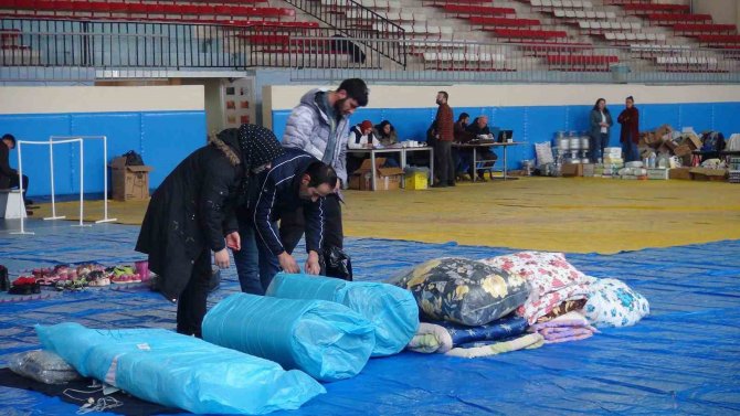 Kapalı Spor Salonu Depremzedeler İçin ‘Sosyal Markete’ Dönüştürüldü