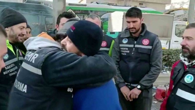 88’nci Saatte Kendini Kurtaran Ekiplere İşte Böyle Sarıldı