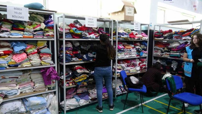 Depremzedeler Bu Mağazada İhtiyaç Duydukları Ürünleri Gönüllerince Seçerek Eksikliklerini Gideriyor