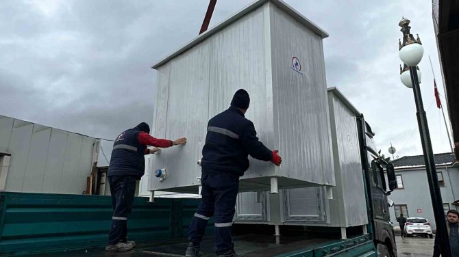 Düzce Belediyesi’nin Seyyar Tuvalet Ve Duş Kabinleri Depremzedelere Gönderildi