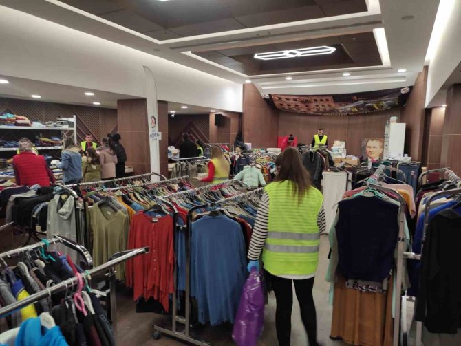 Denizli Büyükşehir, 4 Binden Fazla Depremzedeye Sıfır Giysi Yardımı Yaptı