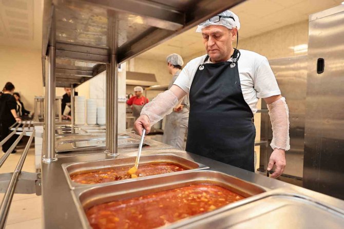 Aşevi, İlk Yemeklerini Afetzedeler İçin Hazırladı