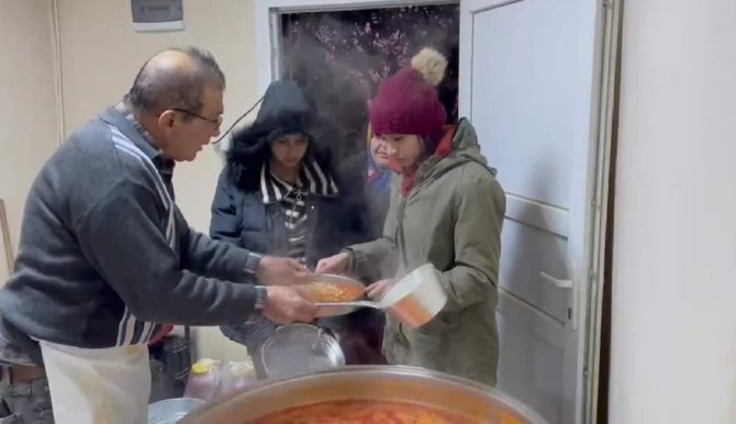 Çivril Belediyesi Deprem Bölgesinde Aşevi Kurdu