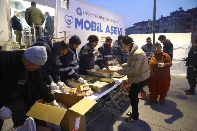 Antalya Büyükşehir Belediyesi 10 Gündür Depremzedelerin Yanında