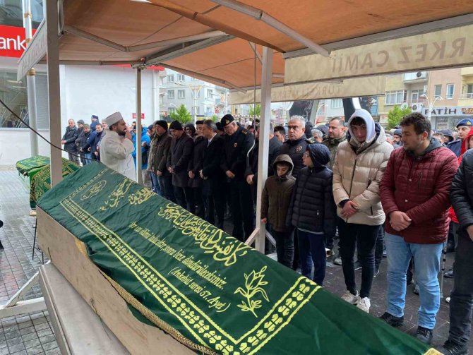 Depremde Ölen İki Genç, Türkeli’de Son Yolculuğuna Uğurlandı