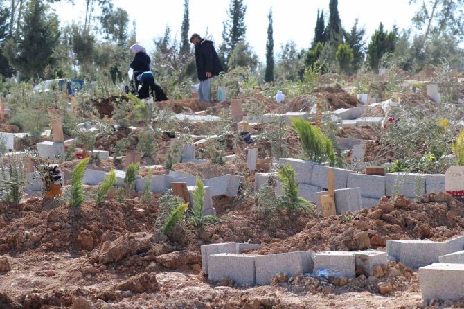 Depremde Hayatını Kaybedenlere Son Görev Hakkıyla Yapılıyor