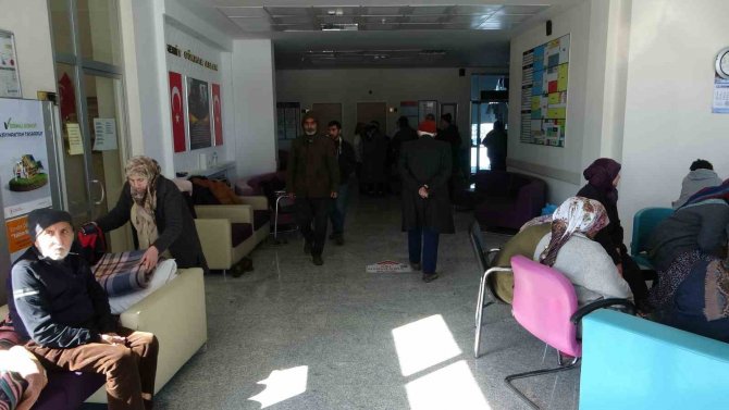 Depremde Evleri Yıkılan Vatandaşlar Yaşadıklarını Gözyaşları İle Anlattı: “Kıyamet Kopuyor Sandık”