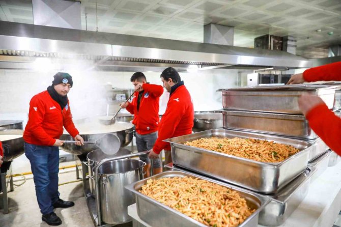 Gönüllü Şefler Milyonlarca Kap Yemek Yaptı