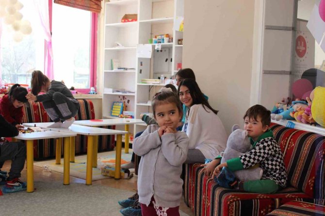 Depremzedelerin Yaralarını Eskişehir Öğretmen Evi’nde Sarıyor