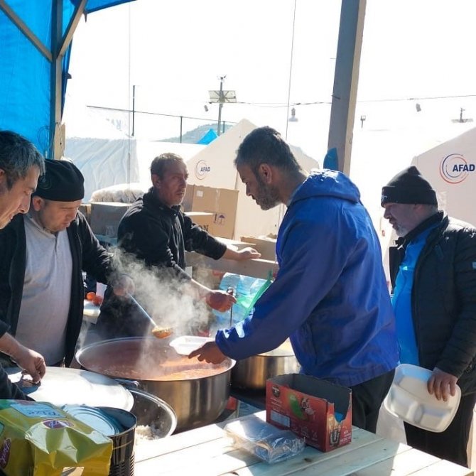 Vefa Hattı Ekipleri Depremzedelere Sıcak Yemek İkram Ediyor