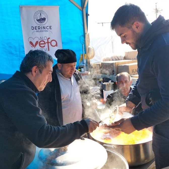 Vefa Hattı Ekipleri Depremzedelere Sıcak Yemek İkram Ediyor