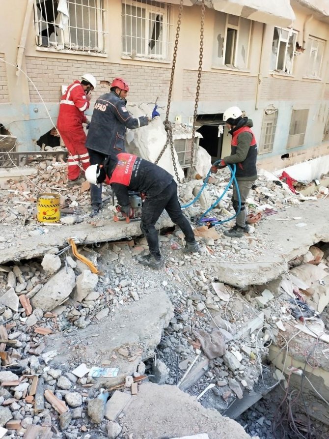 Kayapınar İ̇lçe Belediyesi Ekipleri Deprem Bölgesinden 19 Kişiyi Canlı Çıkardı