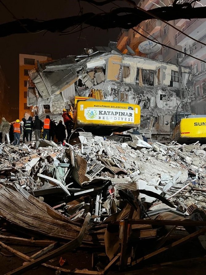 Kayapınar İ̇lçe Belediyesi Ekipleri Deprem Bölgesinden 19 Kişiyi Canlı Çıkardı