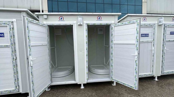 Düzce Belediyesi’nin Seyyar Tuvalet Ve Duş Kabinleri Depremzedelere Gönderildi