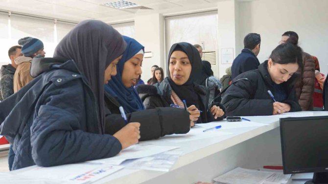 Edirne’deki Yabancı Öğrencilerden Depremzedelere Kan Desteği