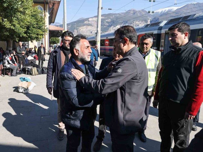 Bakan Dönmez, İ̇skenderun Garı’ndaki Depremzedeleri Ziyaret Etti