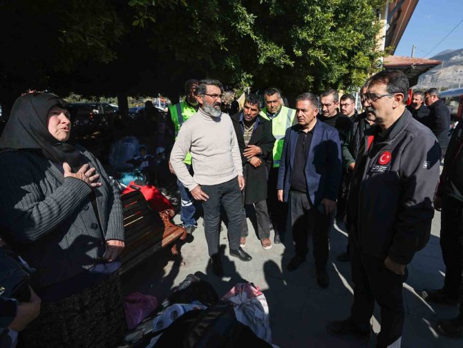 Bakan Dönmez, İ̇skenderun Garı’ndaki Depremzedeleri Ziyaret Etti