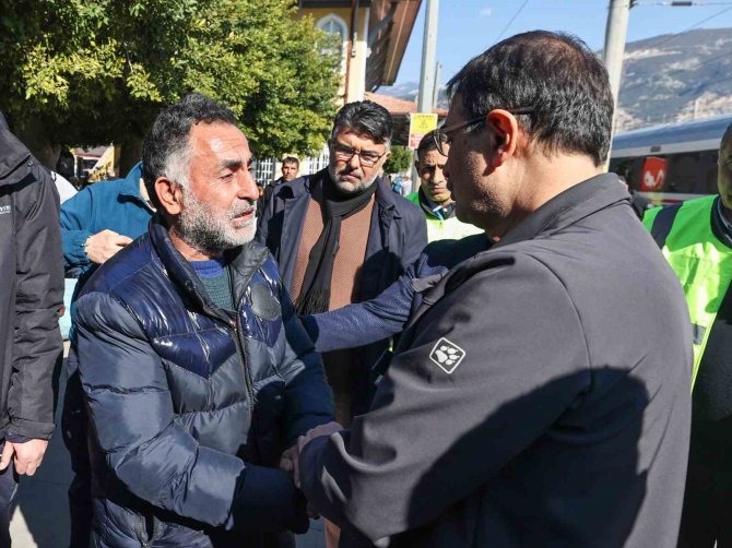 Bakan Dönmez, İ̇skenderun Garı’ndaki Depremzedeleri Ziyaret Etti