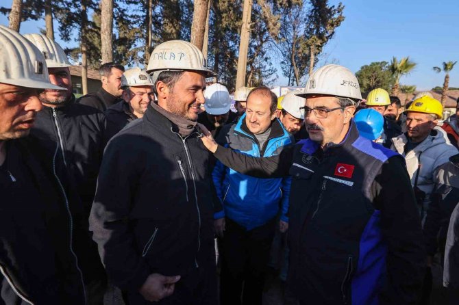 Bakan Dönmez, Kırıkhan’da Arama Kurtarma Faaliyetlerine Destek Veren Madencileri Ziyaret Etti
