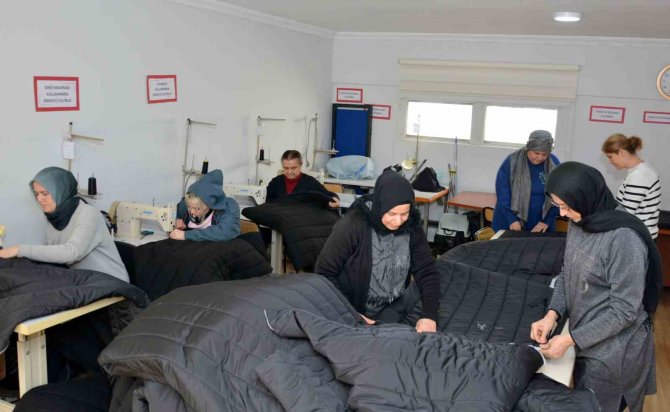Erenler Halk Eğitimi Merkezi, Depremzedeleri Uyku Tulumlarıyla Soğuktan Koruyacak
