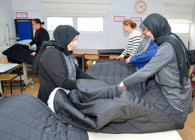 Erenler Halk Eğitimi Merkezi, Depremzedeleri Uyku Tulumlarıyla Soğuktan Koruyacak