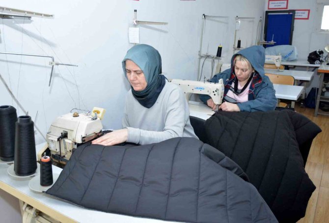 Erenler Halk Eğitimi Merkezi, Depremzedeleri Uyku Tulumlarıyla Soğuktan Koruyacak