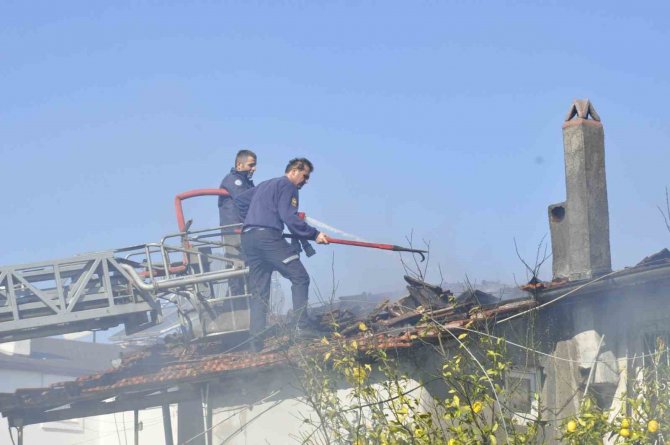 Elektrik Tellerinden Çıkan Yangında Ev Kullanılamaz Hale Geldi