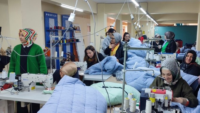 Gediz Halk Eğitim Merkezi Depremzedeler İçin Üretiyor