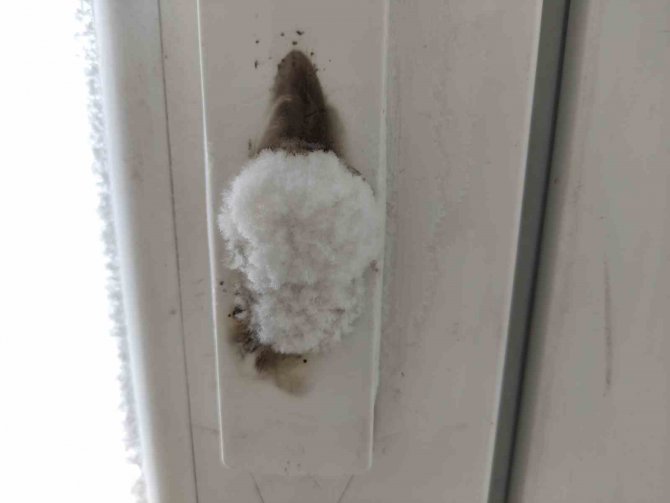 Göle’de Dondurucu Soğuklar Hüküm Sürüyor, Kapı Kilitleri Bile Buz Tuttu