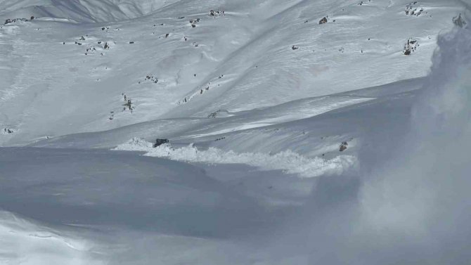 Hakkari’de Yer Yer 3 Metreyi Karda Yol Açma Çalışması