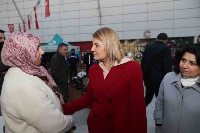 Başkan Hürriyet, İ̇zmit’e Gelen Depremzedeleri Ziyaret Etti