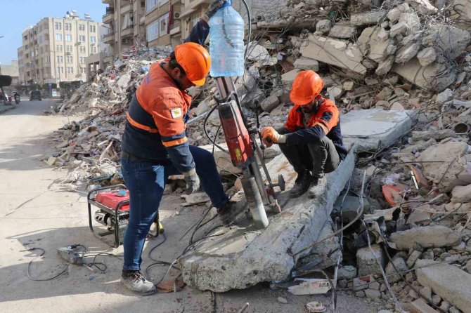 İ̇skenderun’da Enkazlardan Deliller Toplanıyor
