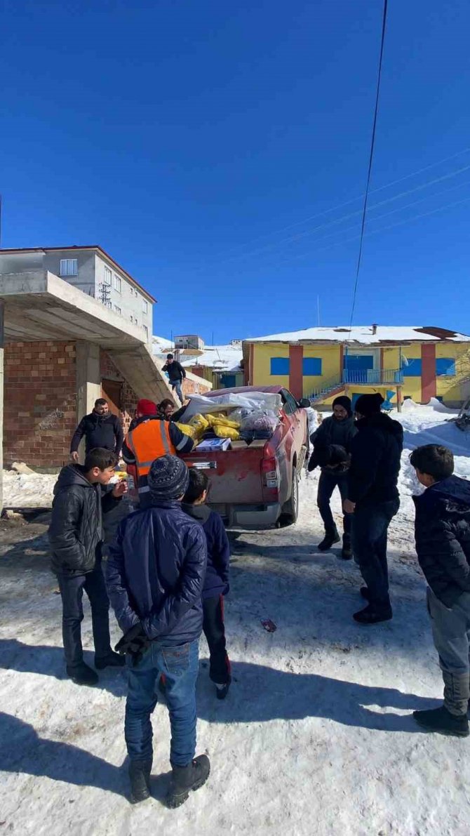 Deprem Bölgesindeki Uzak Köylere Yardım Ulaştırıyorlar