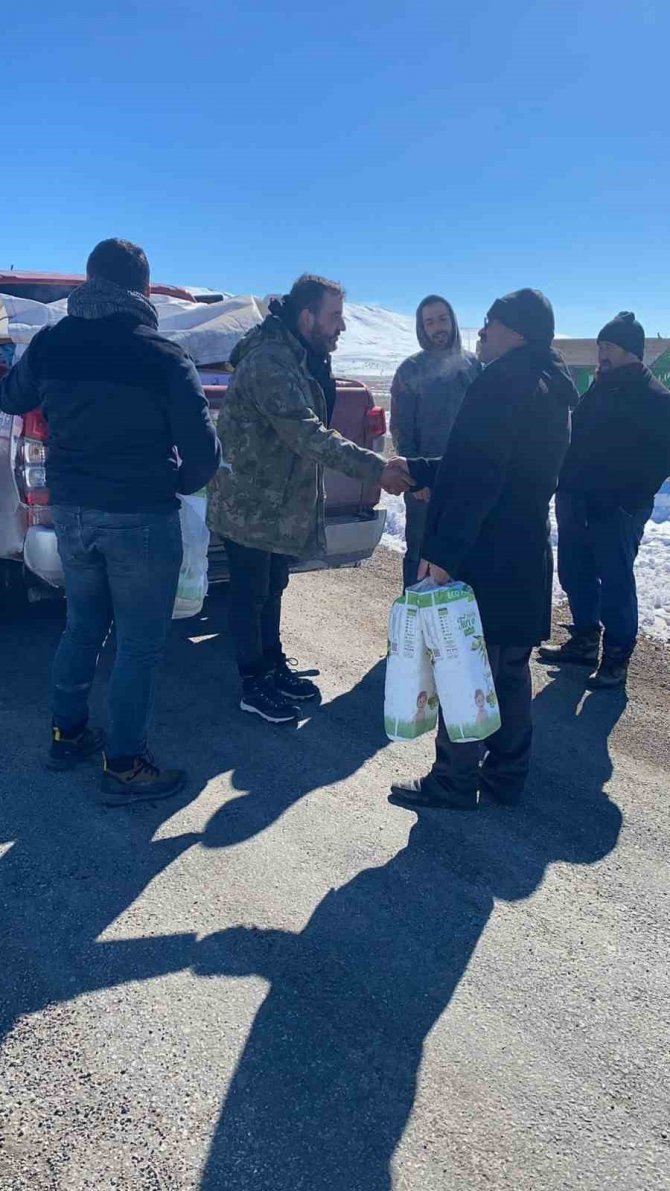 Deprem Bölgesindeki Uzak Köylere Yardım Ulaştırıyorlar