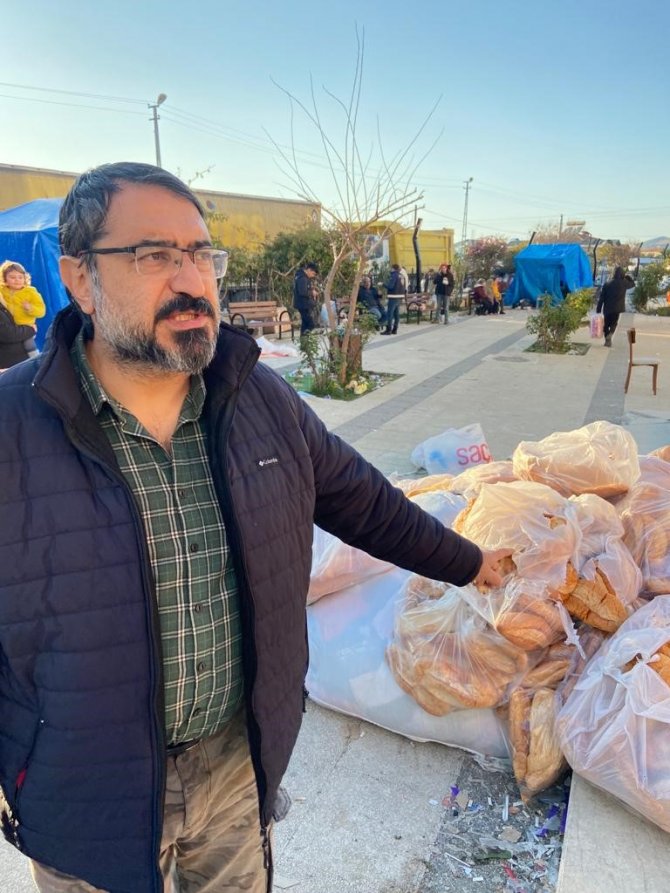 Depremzede Baba Yüreklere Umut Olmak İçin Yollara Düştü