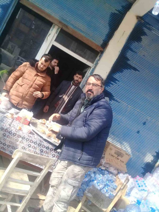 Depremzede Baba Yüreklere Umut Olmak İçin Yollara Düştü