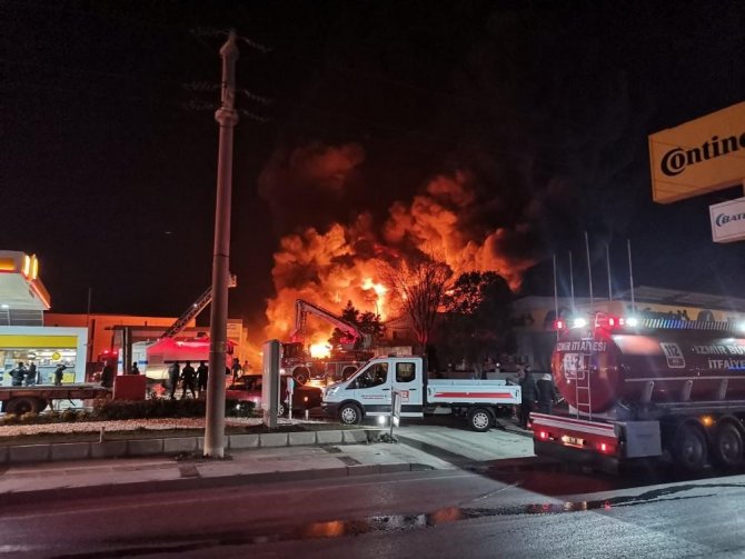 İ̇zmir’de Lastik Bayisinde Çıkan Yangın Söndürüldü
